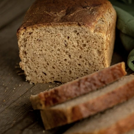 Chleb wojskowy pytlowy żytni „Pancerbochenek" 700 g – trwały chleb żytni Sił Zbrojnych RP (chleb i kromki chleba, pokazana na stole z bliska)