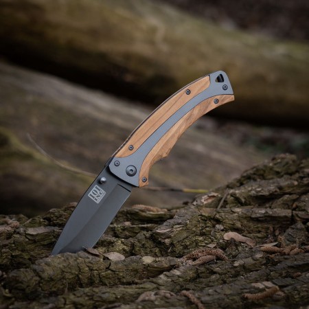 Nóż Składany Turystyczny Woodwarrior - wbity do kory drzewa
