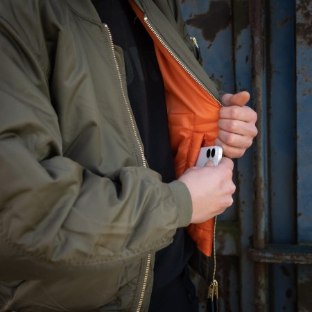 Kurtka Męska Przejściowa Bomberka MA-1 - (Ciemno zielona) - pokazana z bliska wewnętrzna cześć w terenie