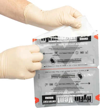 Opatrunek Wentylowy na Klatkę Piersiową HyFin Vent Chest Seal (Zestaw 2 szt.) - prezentacja odpakowywania