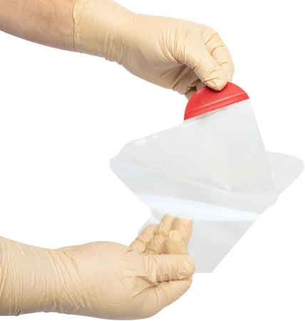 Opatrunek Wentylowy na Klatkę Piersiową HyFin Vent Chest Seal - prezentacja działania 1z2