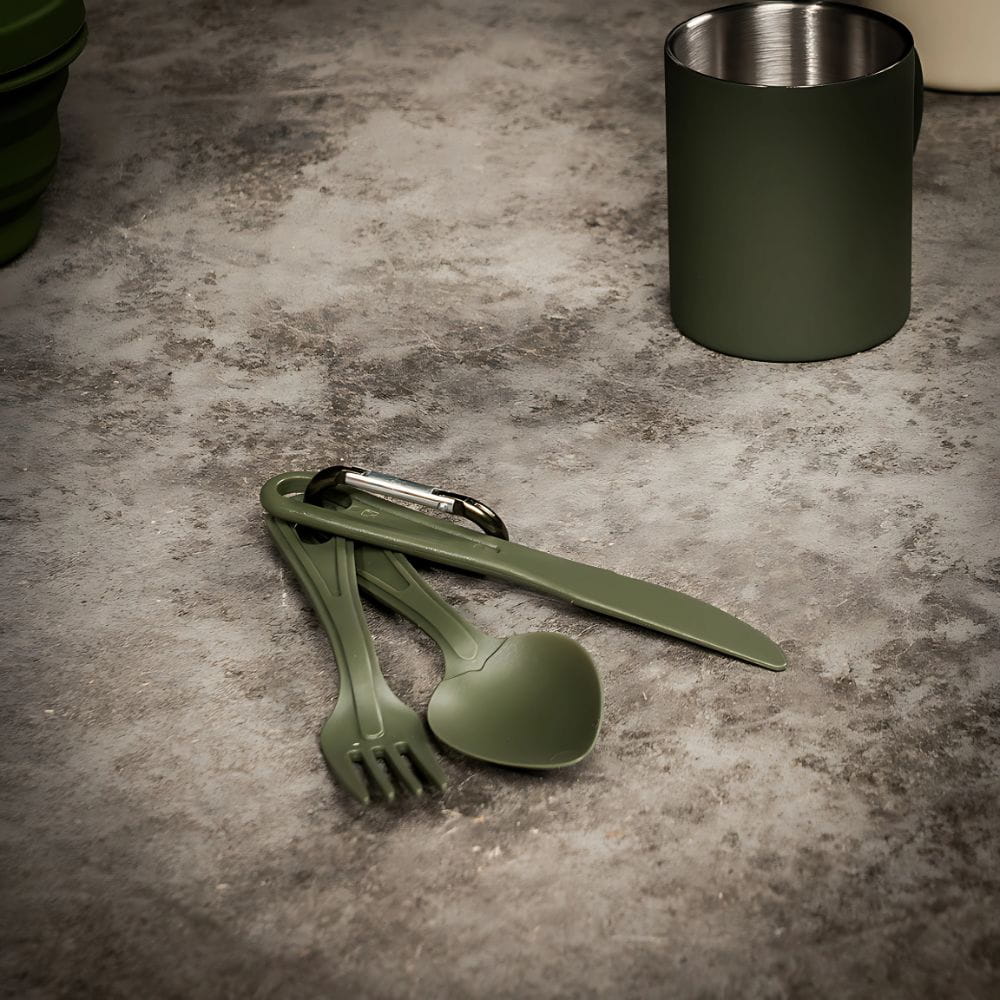 Niezbędnik z Karabińczykiem Lexan - Olive - 3w1 (pokazany w pomieszczeniu)