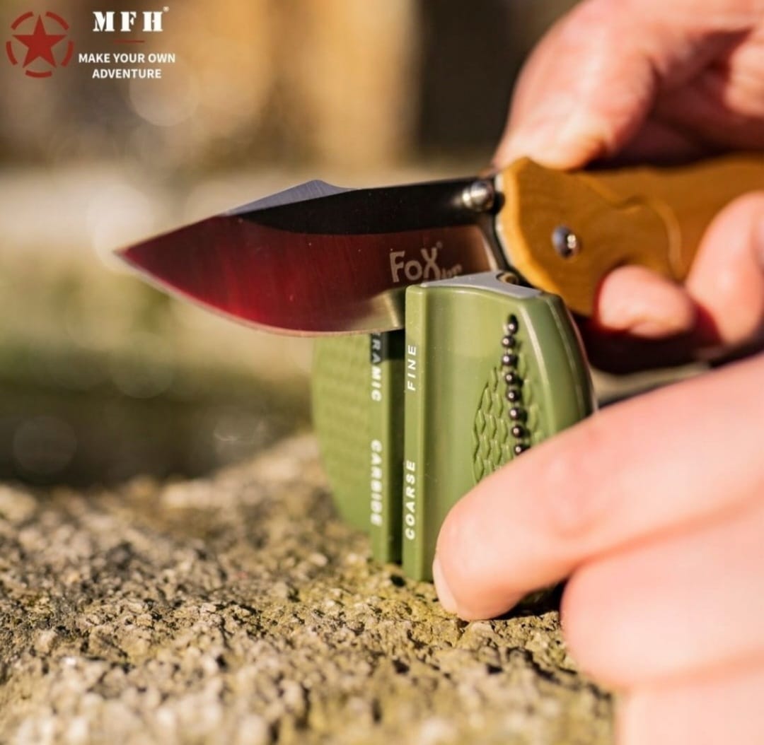 Ostrzałka Wojskowa do noży dwustopniowa kieszonkowa MFH Olive - prezentowana praktycznie w terenie